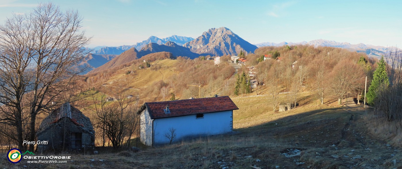 63 Al calar del sole, scendendo dal Tesoro, salutiamo l'Ocone baciato dal sole.jpg